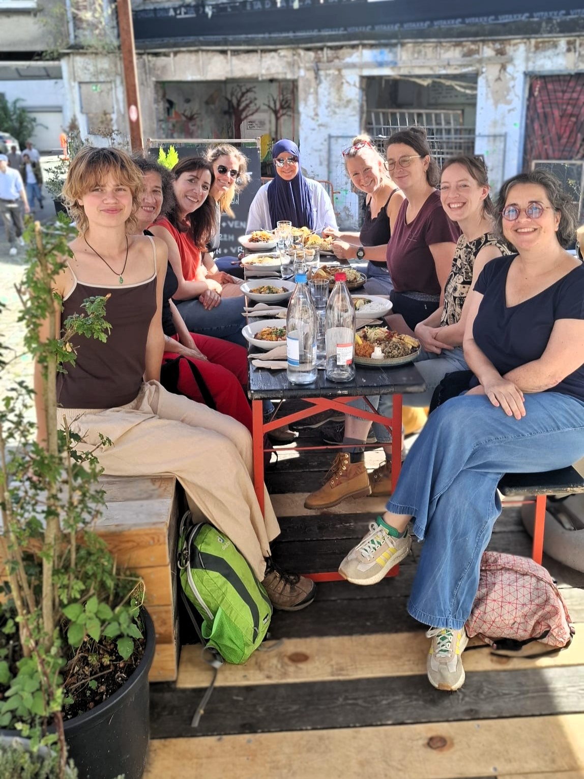 Het volledige team EVA bxl bij Bar Recyclart